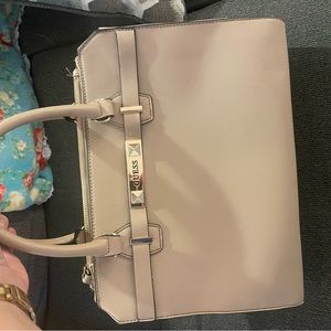 Like new Guess handbag in beige, many pockets for storage and good structure